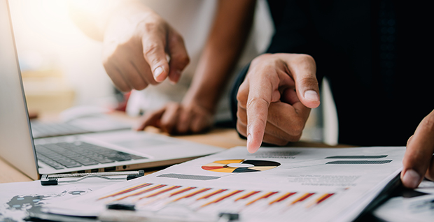 业务专业人员使用持续改进软件解决方案分析其业务趋势。