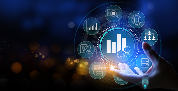 手握一个带有点亮的过程应用图标的圆圈。