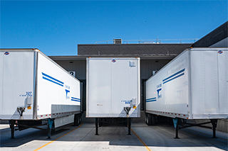 半卡车拖车停放在仓库进行装卸。