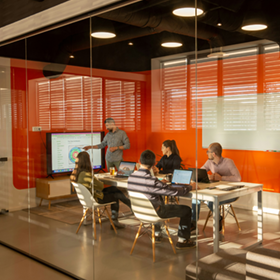 同事在会议室开会查看图表。