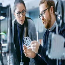 从事产品设计的男女