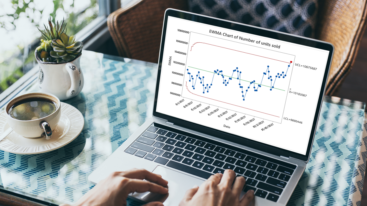 コーヒーショップのデスクでノートパソコンを使う女性
